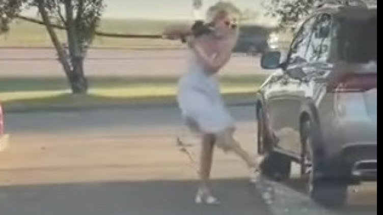 Блондинка събра погледите на бензиностанция. Маневри да зареди ВИДЕО