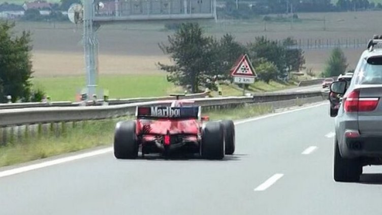 ВИДЕО мистерия – болид по магистрала. Чешката полиция в шок: Кой го кара?