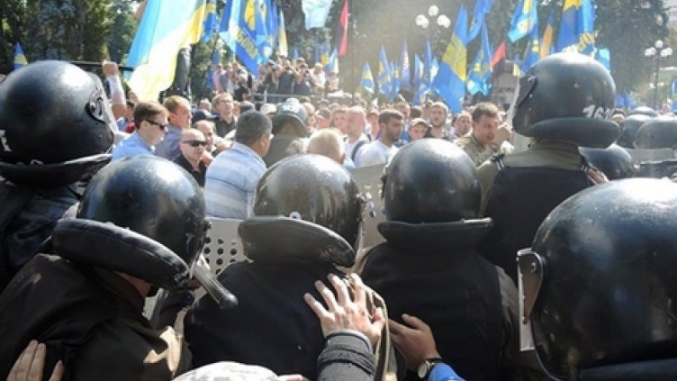 Ранените пред укринската Върховна Рада вече са над 100