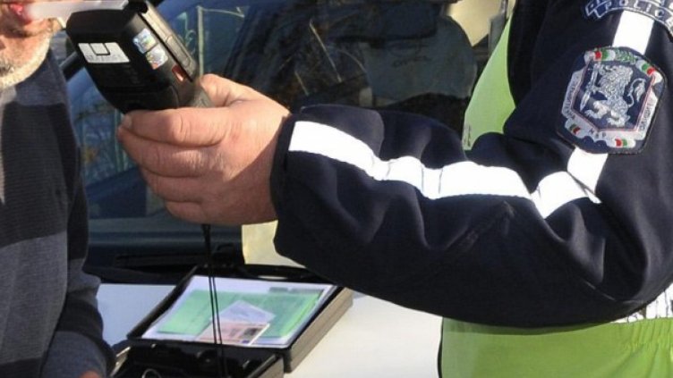 Турски шофьор подхвърли €50 на хасковски катаджии