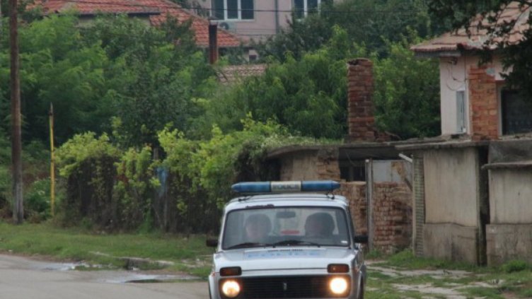 Мъж изгони жена си, взе й детето, халосаха полицай...