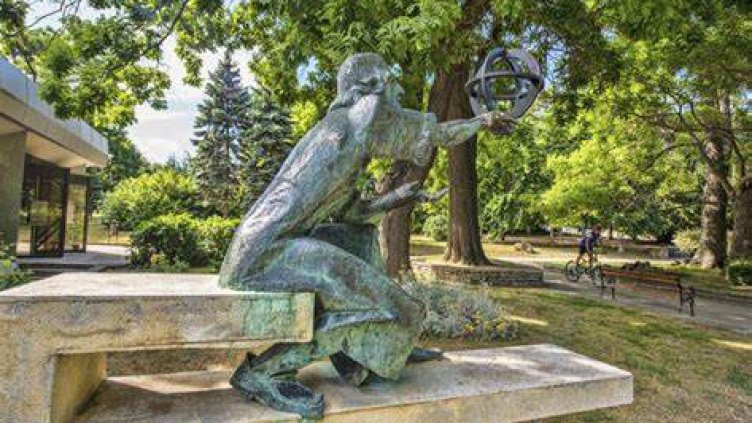 Възстановяват повредения след вандалска проява паметник на Николай Коперник