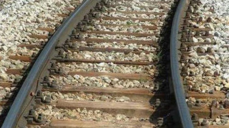 Учителка води деца през релси при спусната бариера (Видео)