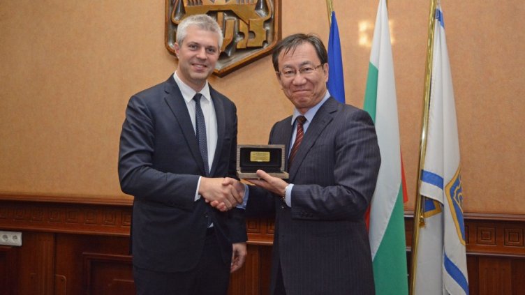 Варненска компания ще менажира 9 кораби автомобиловози