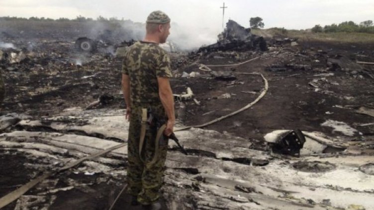 Пътнически самолет с 295 души се разби в Украйна, предполагат удар с ракета
