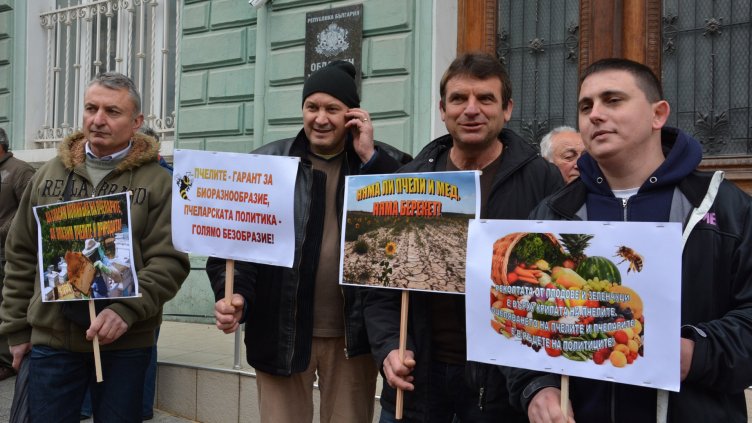„ПЧЕЛИТЕ СА ПЛОДОРОДИЕ И БИОРАЗНООБРАЗИЕ, ЛИПСАТА ИМ – БЕЗПЛОДИЕ, БЕЗЛЮДИЕ И БЕЗОБРАЗИЕ“ беше един от лозунгите, който медопроизводителите издигнаха в днешния си протест пред сградата на областната управа във Варна. Един автобус с пчелари ще пътува за нац