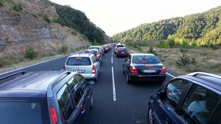 200 000 коли напускат София! Засилен трафик към Гърция