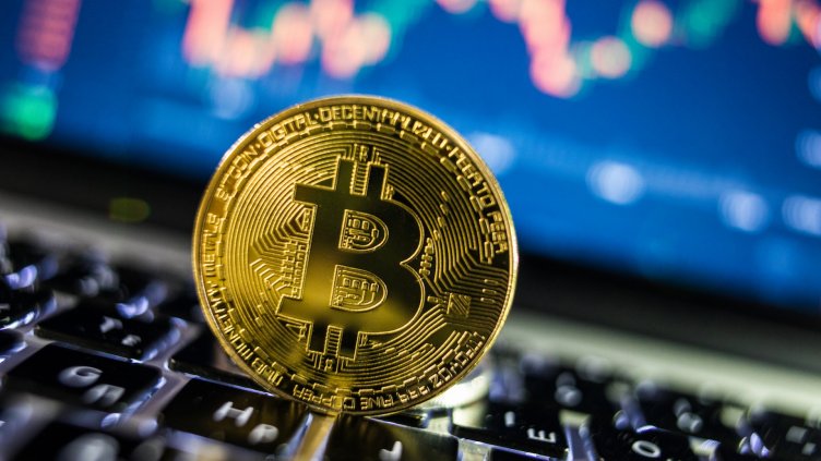 Цената на биткойна падна под 9600 долара