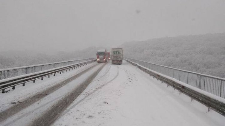 Аварирали тирове спряха движението по пътя Русе – Разград