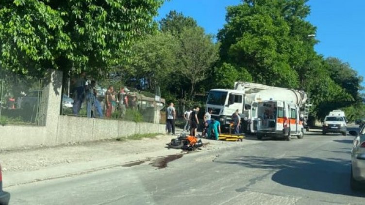 Бетоновоз отнесе моторист във Варна