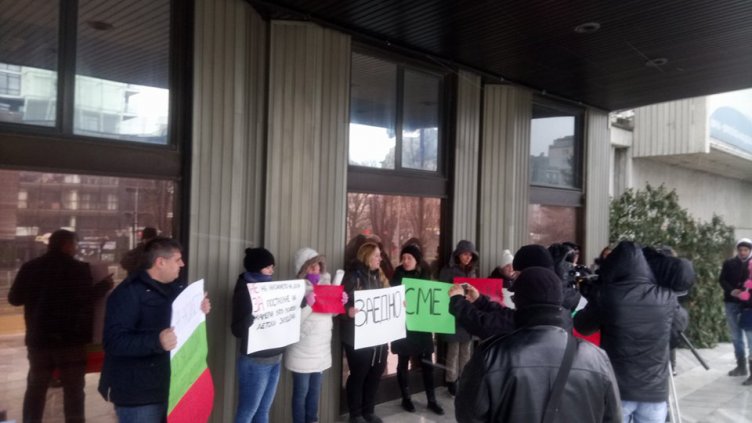 Десетки скочиха срещу насилието в детските градини