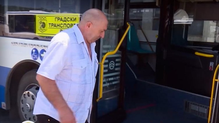 Псуват, скачат на бой... Все повече вандали в градския транспорт на Варна