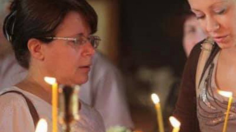 Дамата с очилата е д-р Ненкова