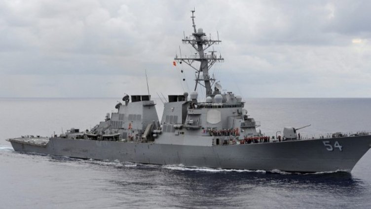 US миноносец приближил опасно руски кораб