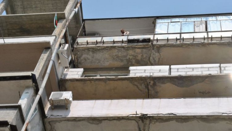 Мъж, градил сам тераса, се подпря на нея и полетя фатално от 7-ия етаж