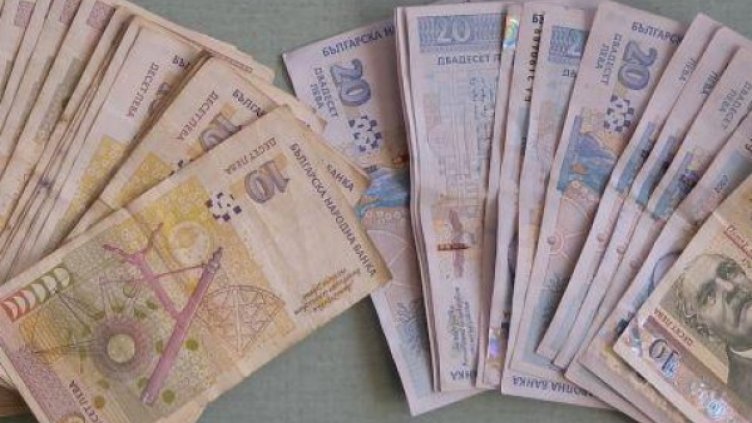 Съседка хвана хвърлени пари за ало апаши  