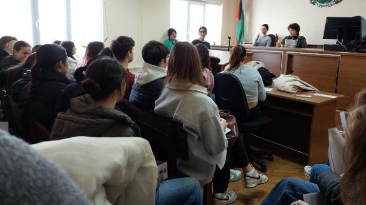 Ученици от Първа ЕГ разиграха казус със симулирана медиация в Районен съд - Варна