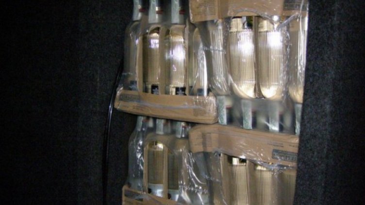 5492 бутилки водка спипан в руски автобус на Дунав мост