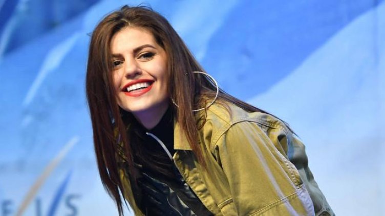 Михаела Филева се сгоди с приятеля си