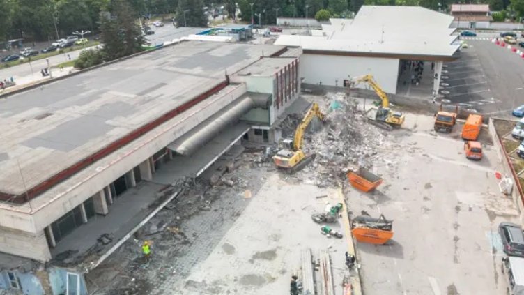 Събарят старата автогара във Варна (СНИМКИ)