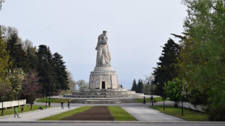 Ремонтират паметните плочи край Пантеона във Варна