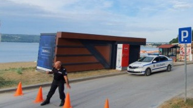 Полицията затвори нова част от крайбрежната алея за коли 