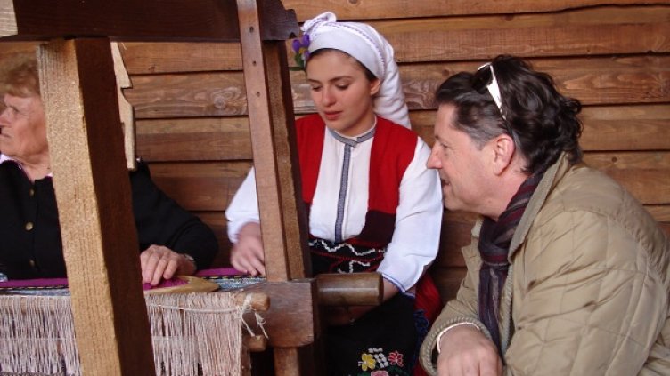 Ученици от 3 държави точиха баница и играха хора във Варна