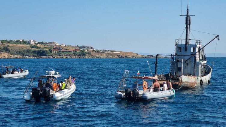 Радев ще се гмурне при потапянето на кораба „Чавдар“ край Созопол