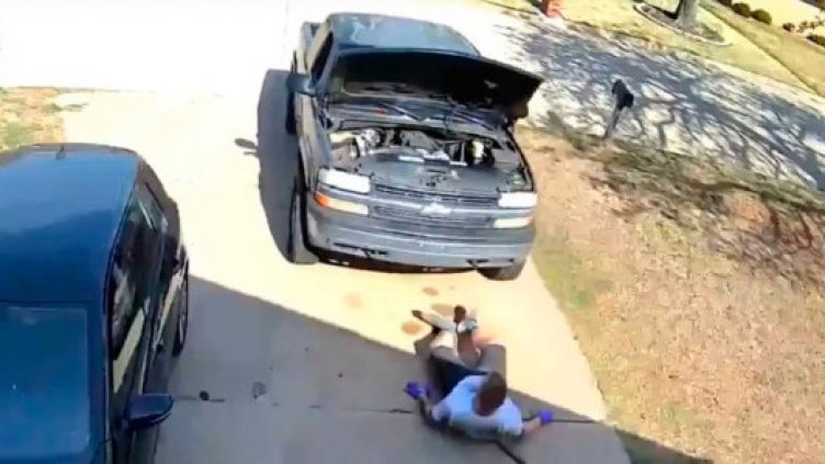 Смяна на масло пред блока, а? Кола аха да смаже шофьора ВИДЕО