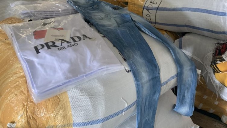 Митничари задържаха 29 676 „маркови“ облекла и 140 чифта маратонки