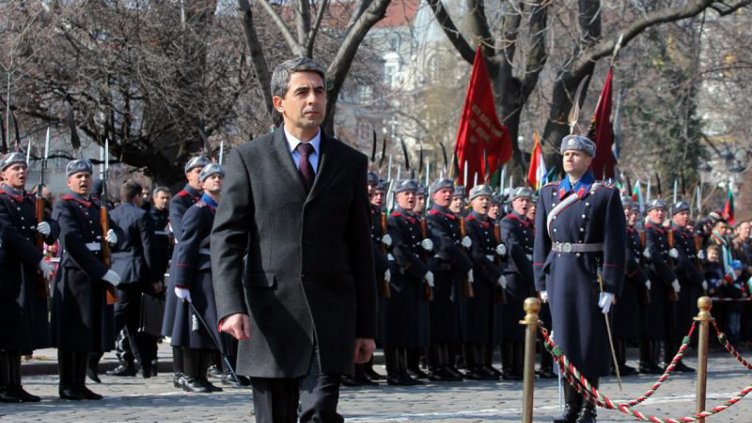 Президентът поднесе венец пред паметника на Незнайния воин