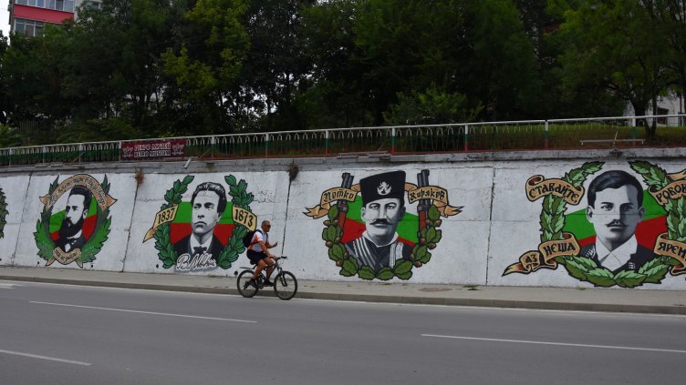 Обновиха портретите на възрожденците на Стената на героите (СНИМКИ)