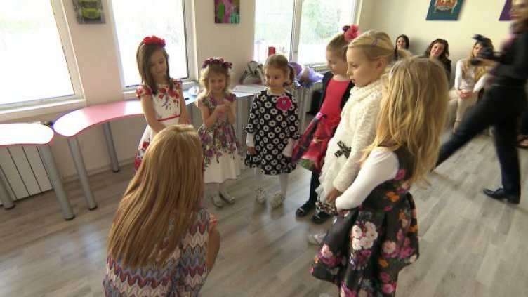 Учат деца на етикеция и добри обноски