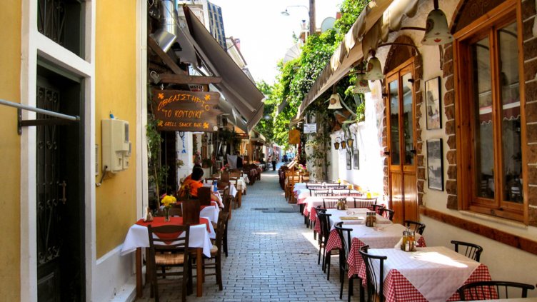 Сезонът на морето започва, а къде е персоналът?