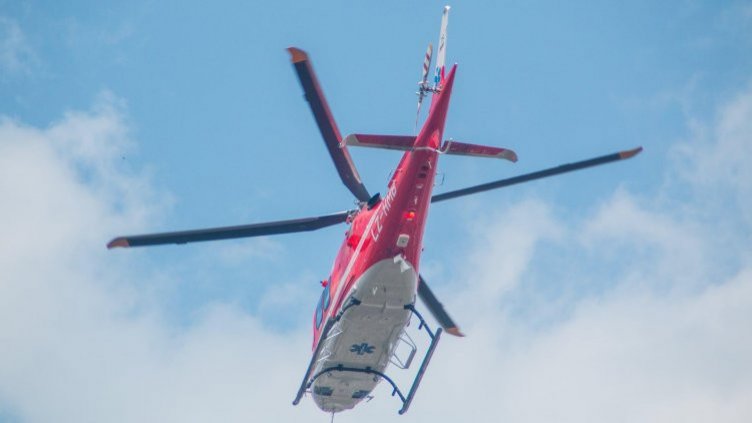 Медицинският хеликоптер транспортира пациент в тежко състояние