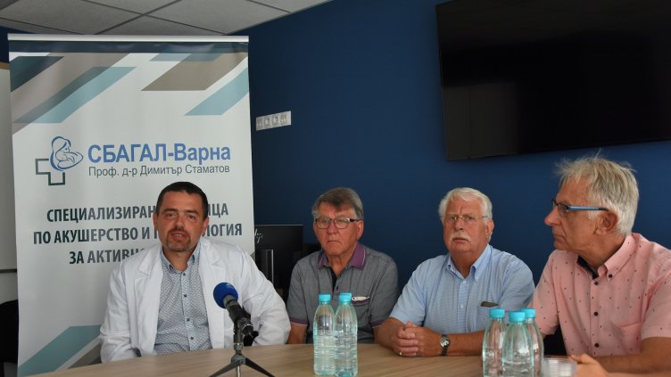 ПРОФ. Д-Р ЕМИЛ КОВАЧЕВ, ЙОП ПЛЬОЙС, ДЖЕФ АКЕРМАНС И ФРЕД РИНГС (ОТ ЛЯВО НАДЯСНО) разкриха пред медиите подробности от поредното холандско дарение. Снимка Пламен Гутинов