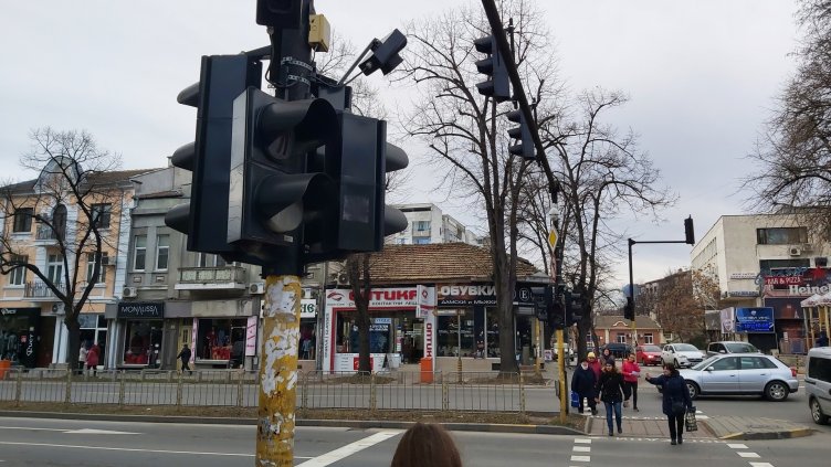 Неработещ светофар затруднява движението в централната част на Варна
