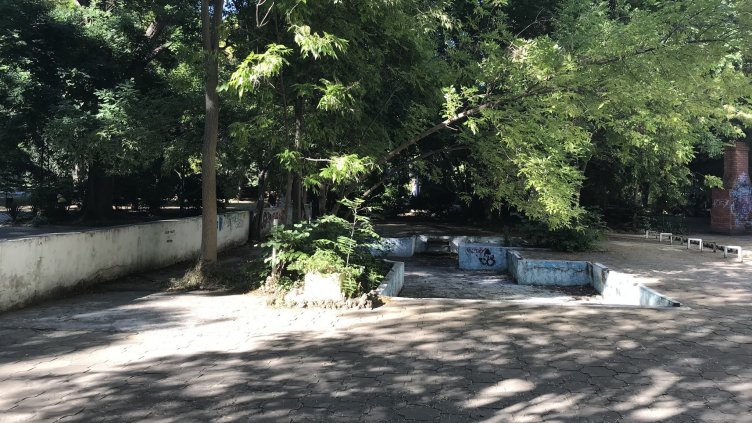 Слагат нови пейки и тоалетни в Морската градина на Варна