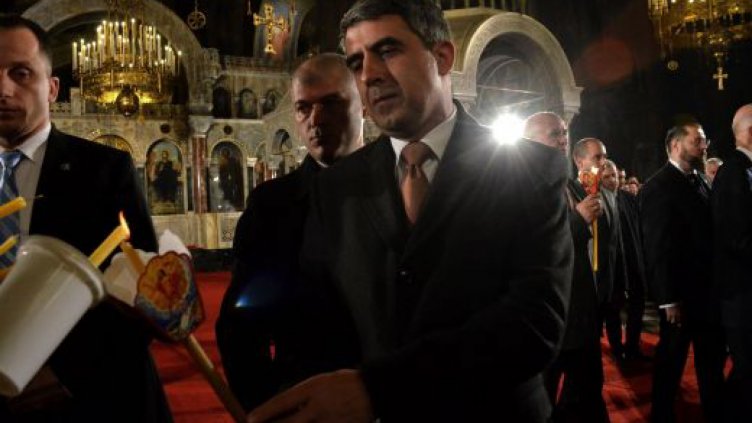 Плевнелиев раздаде Благодатния огън на богомолци