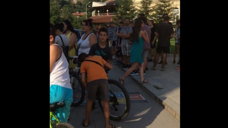 Близо 200 души на протест, след като 18-годишен беше пребит за цигара