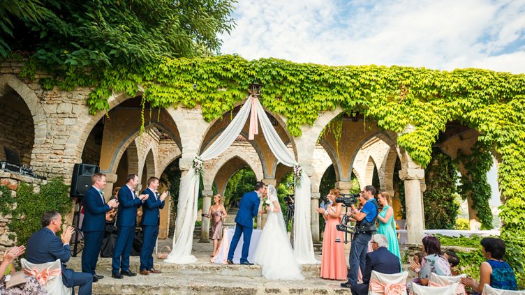 Български ритуали навлизат при браковете на чужденци