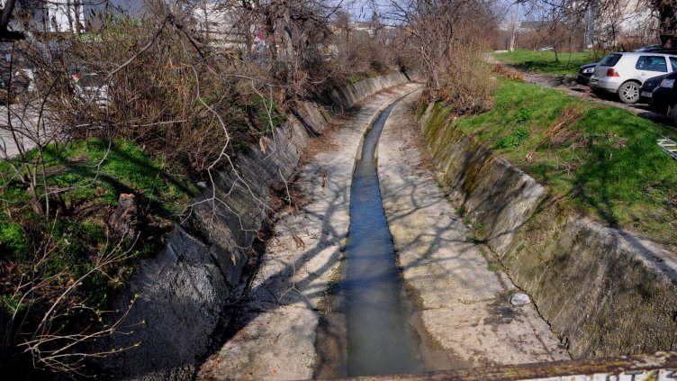 Метълисти изчистиха дерето край автогара Варна