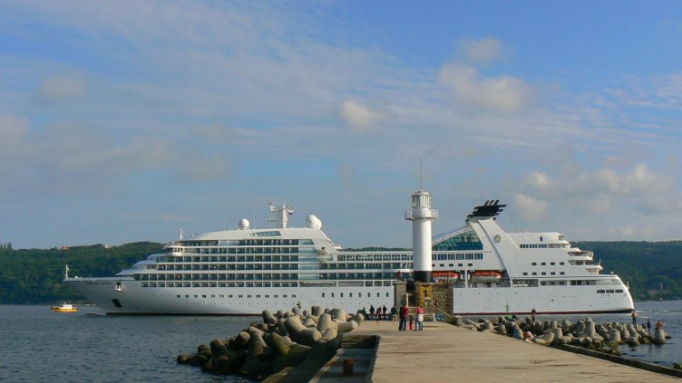 Три лайнера ще акостират във Варна за седмица