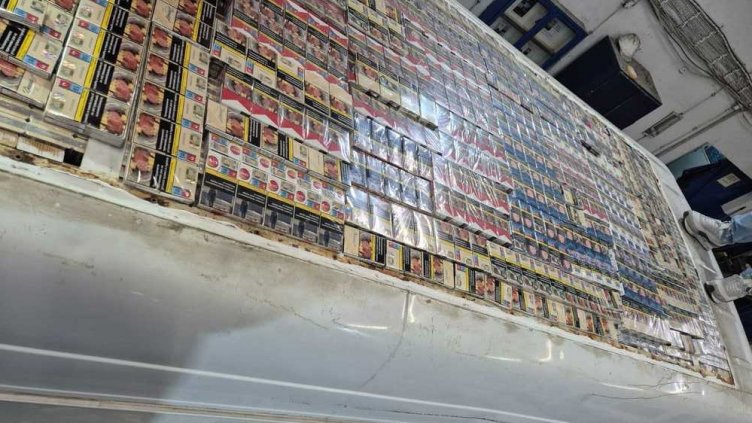 Откриха повече от 70 000 къса цигари в двоен таван на автомобил