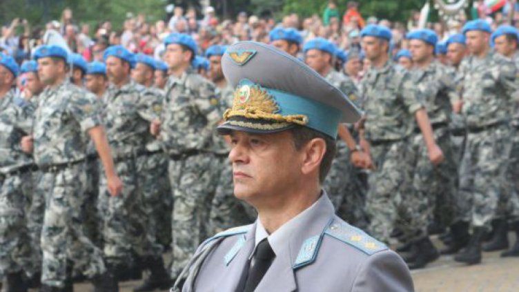 Още един генерал тръгва към политиката