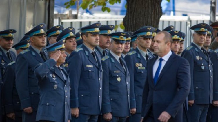 Радев иска "радиомълчание" по темата за изтребителите