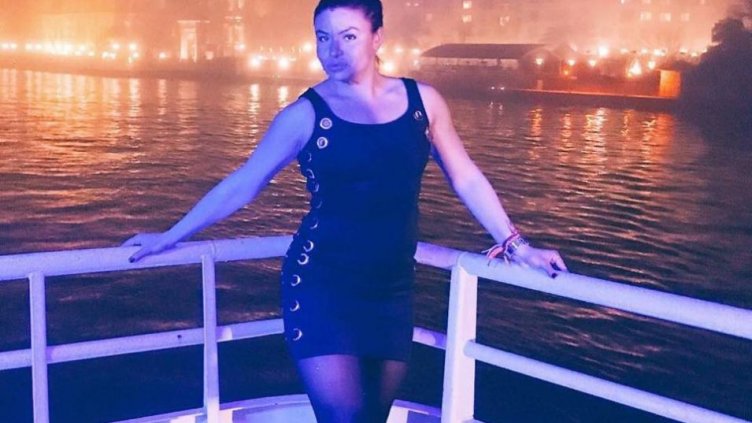 Това е… полицайката, помогнала на убиеца с "Порше"-то, летял с 200