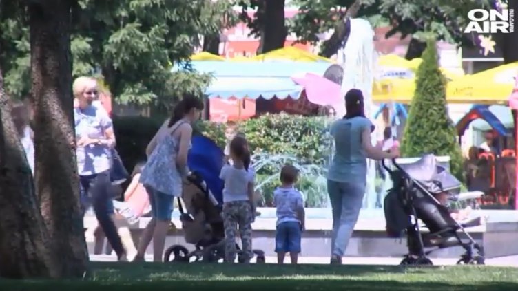 След 650-те лв. ще остане ли мама вкъщи с детето, или ще гони кариера?