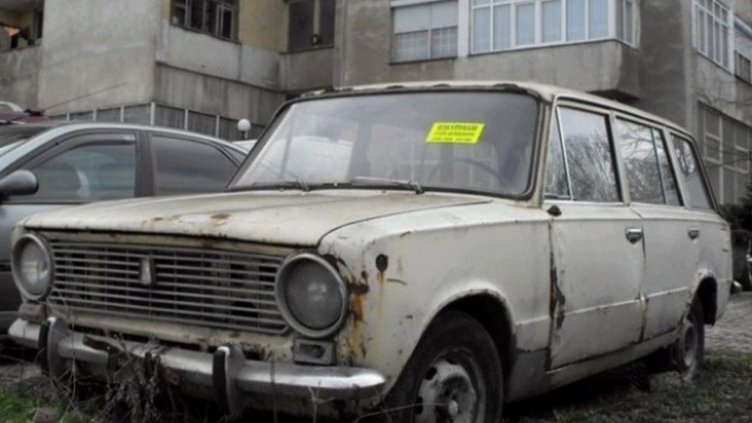 Вдигат 12 зарязани трошки от улиците на Варна