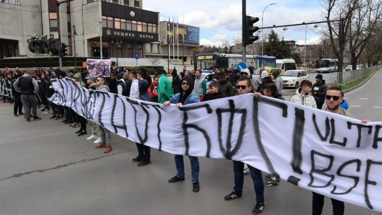 Шествие срещу Боби Михайлов затвори централен булевард във Варна
